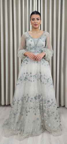 فستان سهرة أبيض فضي مطرز بالترتر مع تطريز أزهار زر...