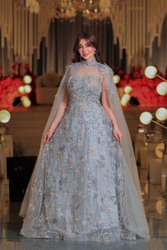 فستان التول السماوي الملكي بتطريز لامع وطرحة شفافة