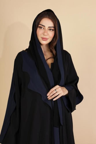 عباية سوداء حرير مغسول مع تموجات من اللون الكحلي
