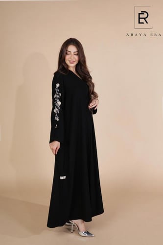عباية بتطريز وتفاصيل مميزة