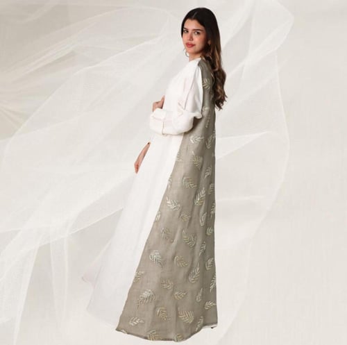 عباية لنن اوف وايت مع لنن مطرز من الخلف