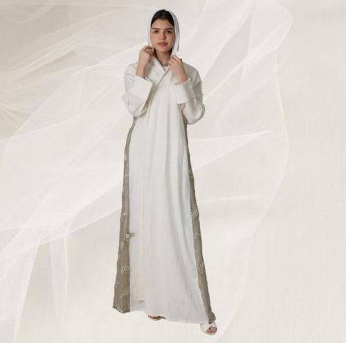 عباية لنن اوف وايت مع لنن مطرز من الخلف