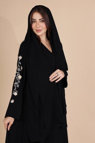 عباية بتطريز وتفاصيل مميزة