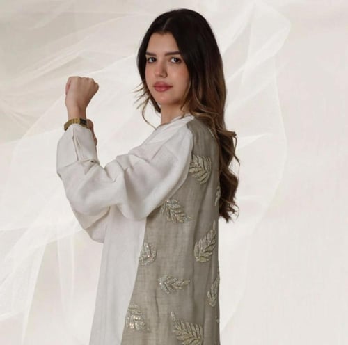 عباية لنن اوف وايت مع لنن مطرز من الخلف