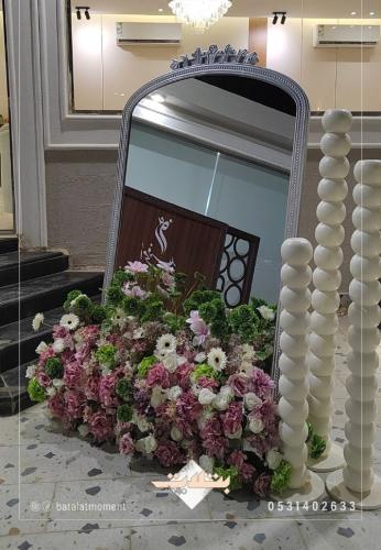 تأجير مراية بإطار فضي مع ورد واستاندات سبح