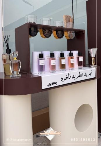 تأجير طاولة عطور مع المشرفة