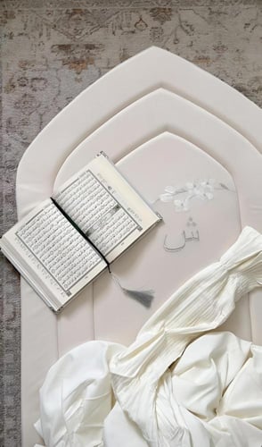 طقم سجادة صلاة و شرشف صلاة - لون سكري