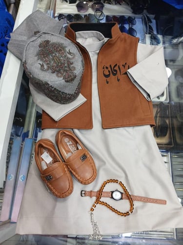 طقم اطفال بني