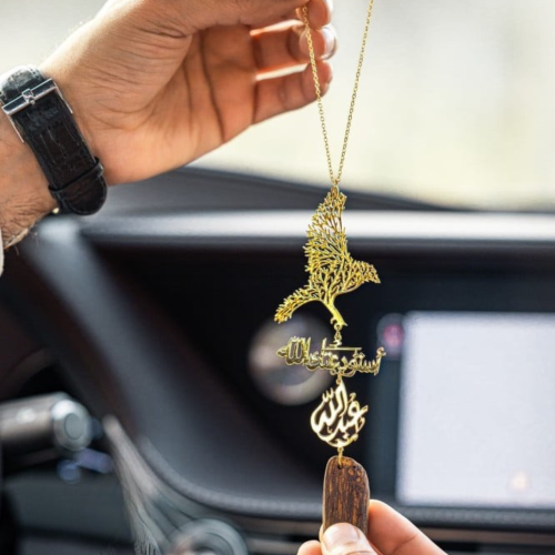 تعليقة سيارة عود برسمة الصقر