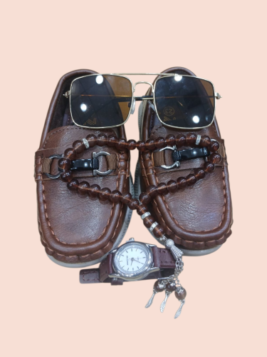 حذاء كلاسيكي مع ساعه ومسبحه ونضاره