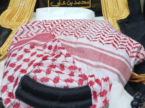 طقم بشت مع الثوب مع الاكسسورات بصمة جديده من متجر...