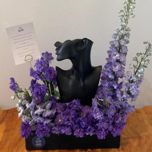 ستاند جلد اسود مع مجسم ذهب