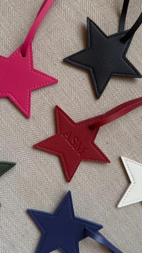 نجمة(أحمر عنابي)