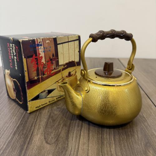 ابريق كينتارو المنيوم منقوش ذهبي 700 مل