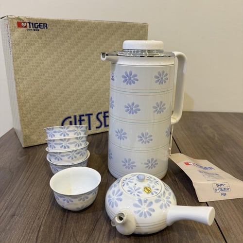 طقم نادر من تايجر مع ابريق وأكواب