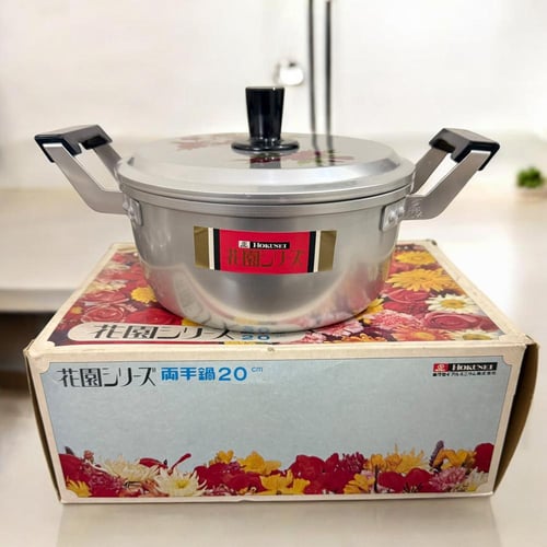 قدر بمقبضين من هوكوساي اليابانية