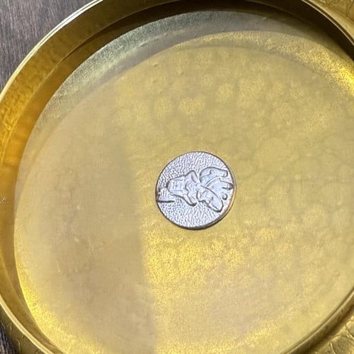 ابريق كينتارو المنيوم منقوش ذهبي 700 مل