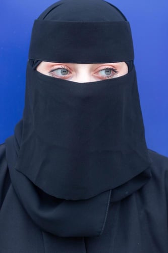 نقاب مقوى مطاط مايل وسط