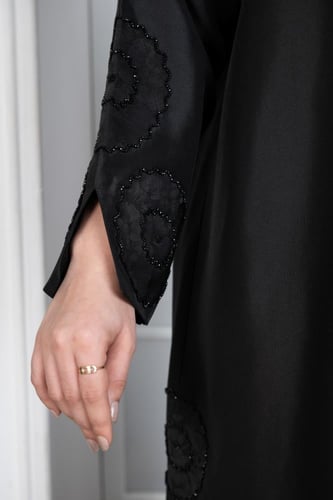 عباية تفتة كتف بتطريز دائري