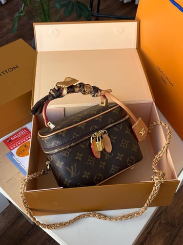 شنطة لويس فيتون مكياج