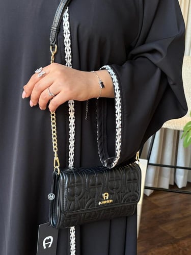 شنطة أقنر وسط شعار تطريز