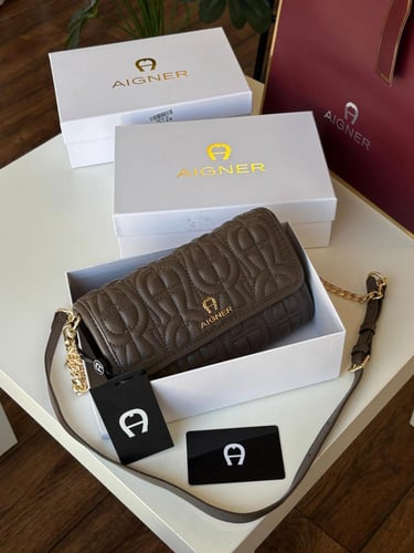 شنطة أقنر وسط شعار تطريز