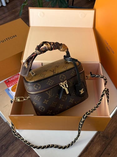 شنطة لويس فيتون مكياج