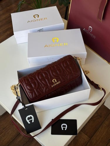 شنطة أقنر وسط شعار تطريز