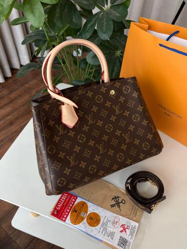 Louis Vuitton size 29 cm