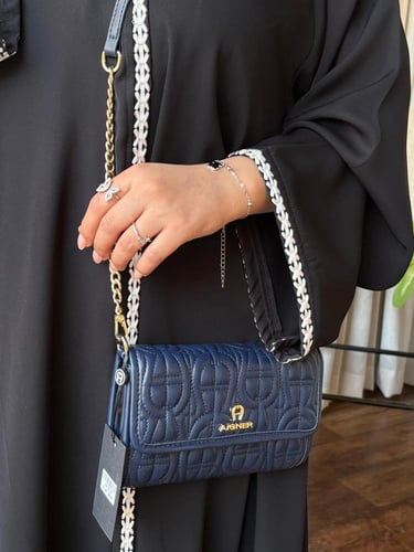 شنطة أقنر وسط شعار تطريز