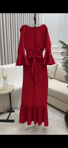 فستان احمر ورد