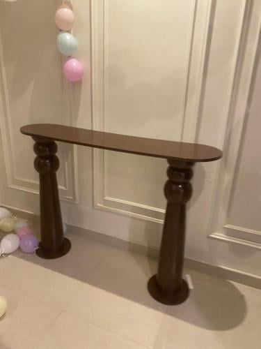 مدخل استقبال خشبي بني