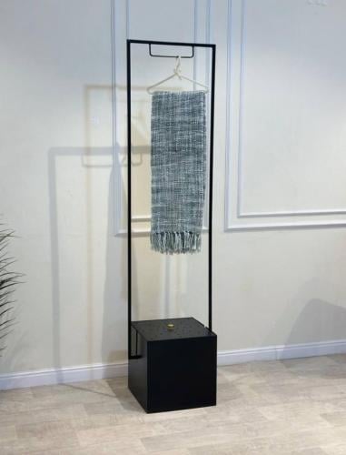 علاق ملابس مع مبخرة