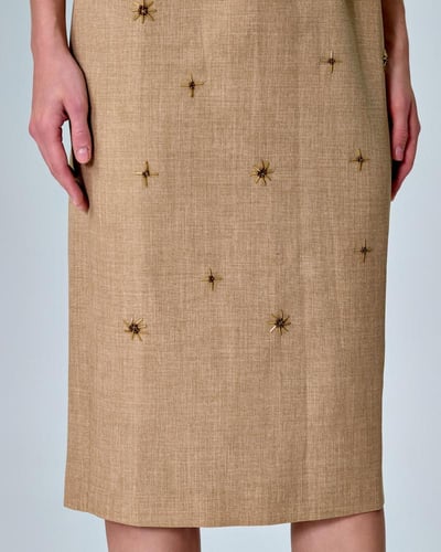 فستان أنثوي مطرز