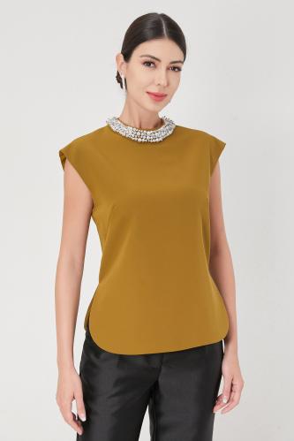 بلوزة مزينة بالكريستال