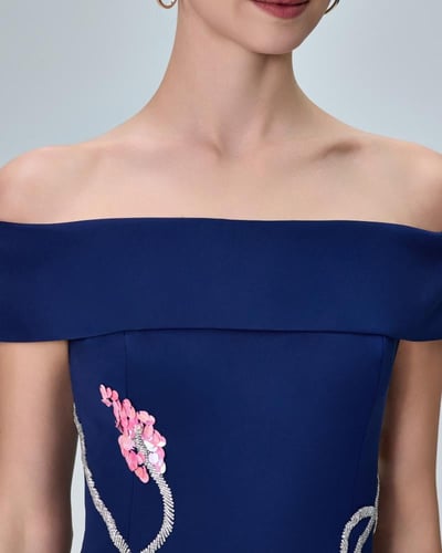 فستان بزخارف فريدة