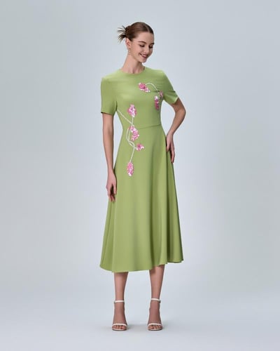 فستان أنيق بزخارف