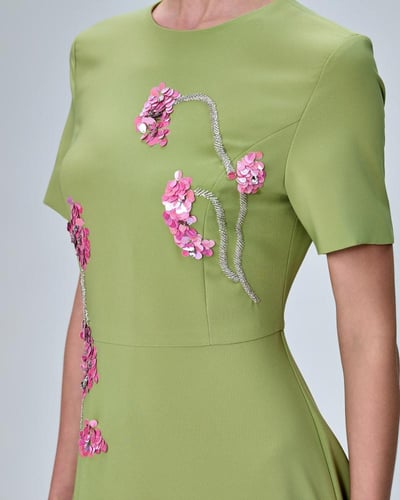 فستان أنيق بزخارف