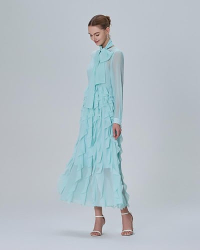 فستان بأكمام طويلة