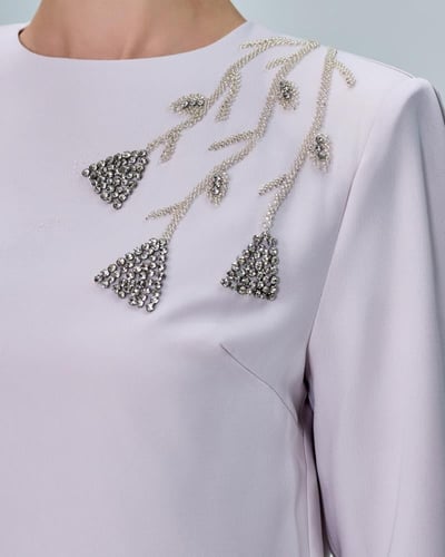 بلوزة بزخارف من الكريستال