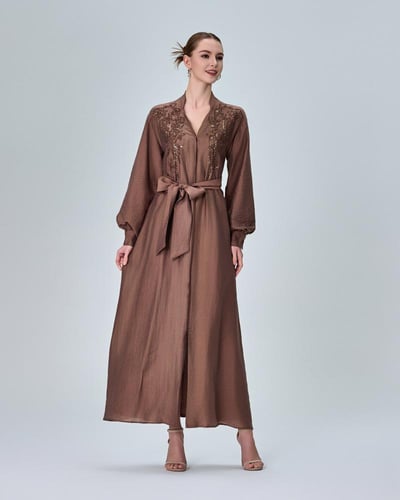 فستان بحزام على الخصر