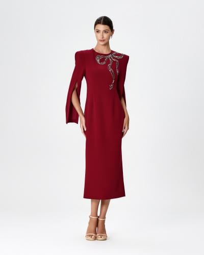 فستان أحمر بتطريز فيونكة