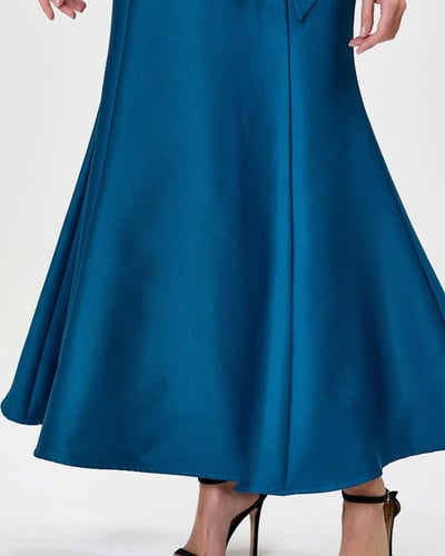 فستان بتطريز على الأكمام