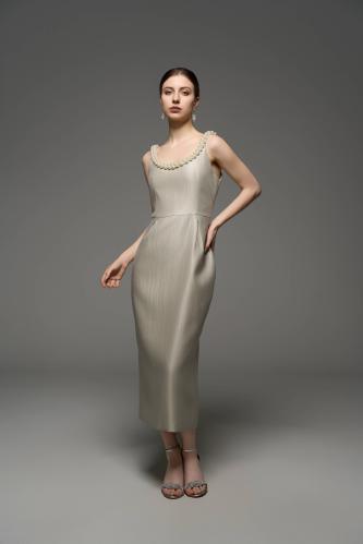 فستان مزين بالؤلؤ