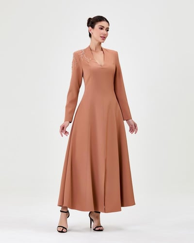 فستان بأكمام طويلة