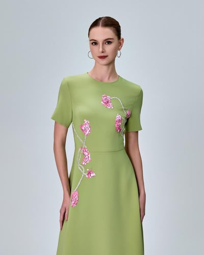 فستان أنيق بزخارف