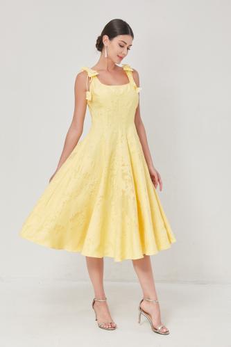 فستان بعقدة على الكتف