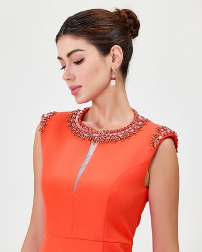 فستان برتقالي مزين بالكريستال