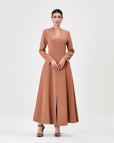 فستان بأكمام طويلة