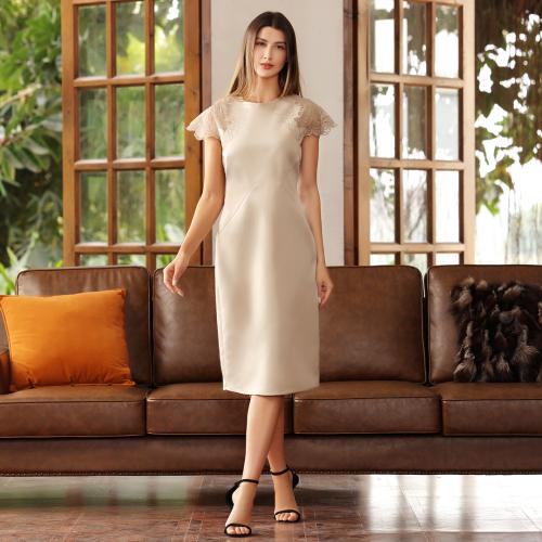 فستان مزين بالورد